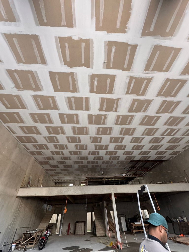 Quarto com nicho em drywall iluminado